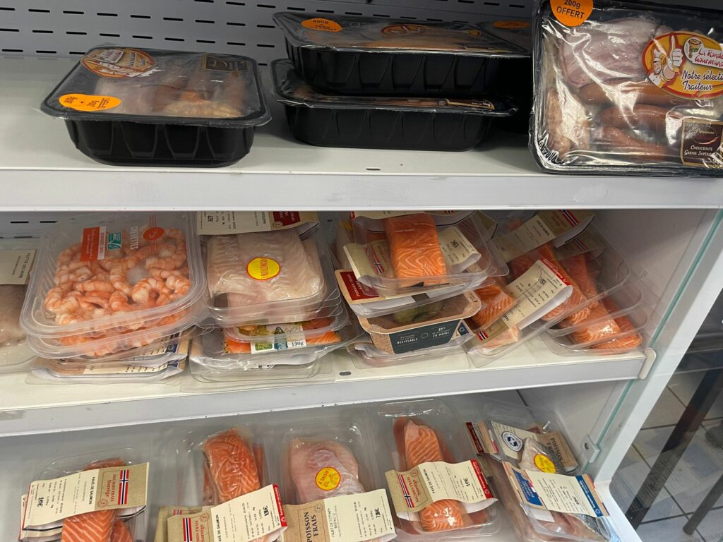frigo montrant les poissons et crevettes sur le site epicerie-sociale-solidaire-lapasserelle