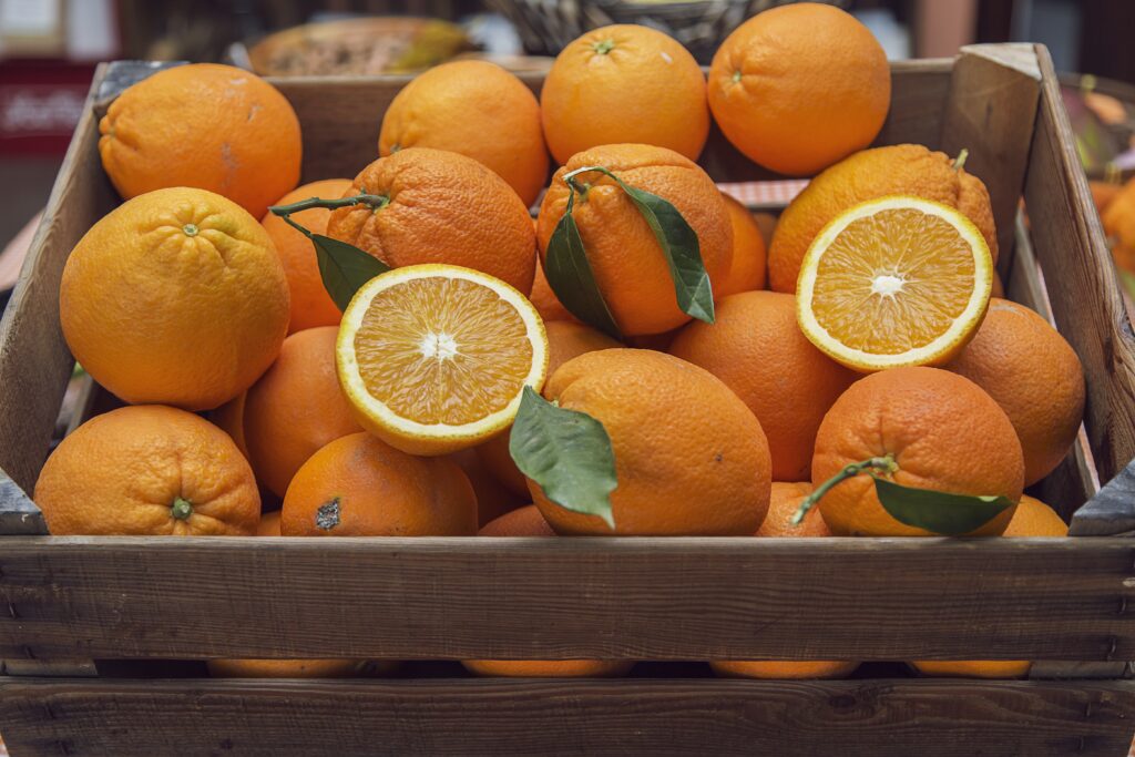 fruits orange se trouvant sur le site epicerie-sociale-solidaire-lapasserelle